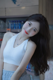 不扣纽扣的女孩